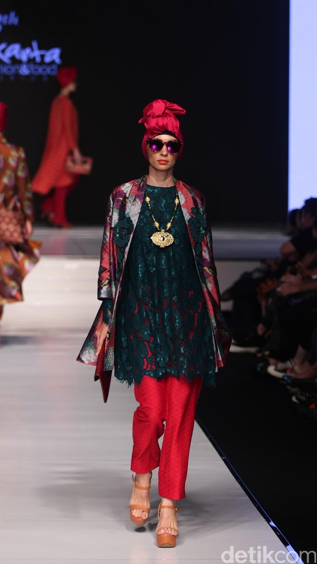 Itang Yunasz Jalinan Lungsi Pakan Jakarta Fashion & Food Festival 2016 at Hotel harris. Kelapa Gading. Jakarta. [Foto: Mohammad Abduh/Wolipop]