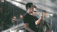 Ada yang berbeda di penutup konser meraka yaitu kolaborasi bersama Brass Section. (Dok. Davian Akbar)