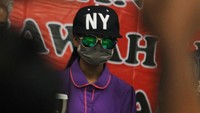 Korban hadir dengan memakai masker.
