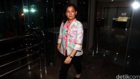 Yuke Yurike keluar gedung KPK usai menjalani pemeriksaan.