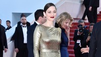 Aktris 40 tahun itu memesona dalam balutan dress emas dari Christian Dior couture. Pascal Le Segretain/Getty Images/detikFoto.