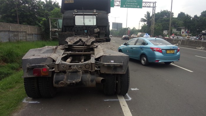 Sopir Truk yang Hancurkan JPO di Tol BSD Tak Pegang SIM