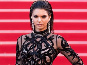 5 Produk Kecantikan yang Ada di Dalam Tas Makeup Kendall Jenner