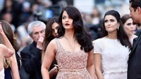 Aktris 42 tahun itu mengenakan gaun krem berpayet yang wow. Pascal Le Segretain/Getty Images/detikFoto.