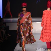 Itang Yunasz Jalinan Lungsi Pakan Jakarta Fashion & Food Festival 2016 at Hotel harris. Kelapa Gading. Jakarta. [Foto: Mohammad Abduh/Wolipop]