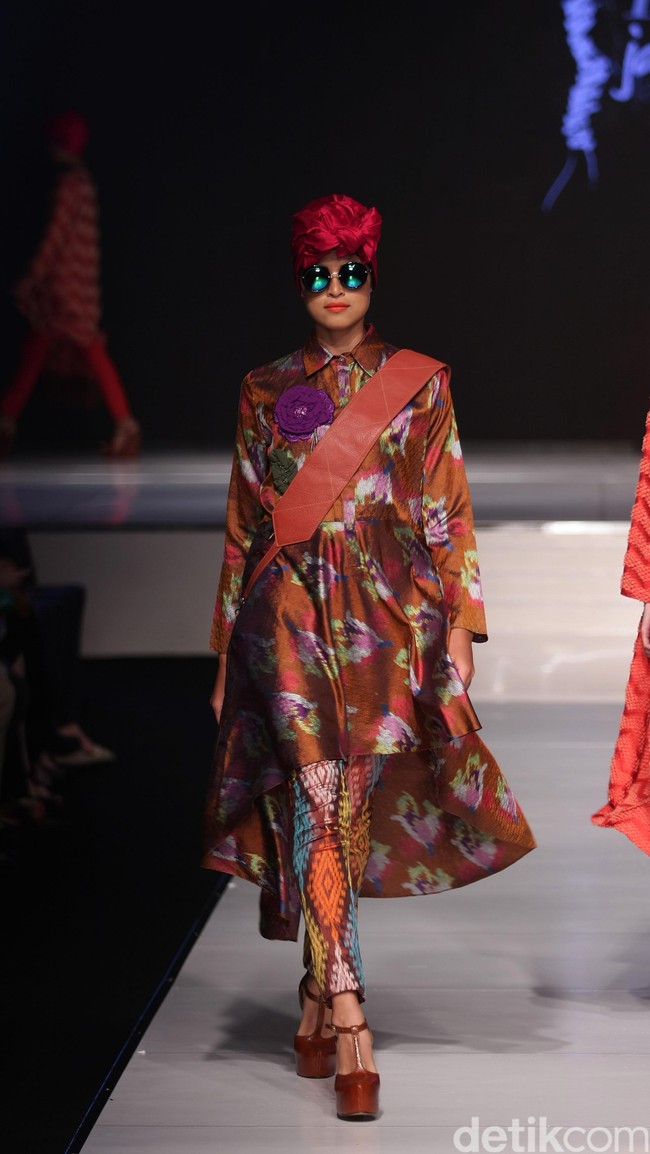 Itang Yunasz Jalinan Lungsi Pakan Jakarta Fashion & Food Festival 2016 at Hotel harris. Kelapa Gading. Jakarta. [Foto: Mohammad Abduh/Wolipop]