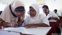 Peserta ujian berasal dari berbagai kalangan dan usia. 