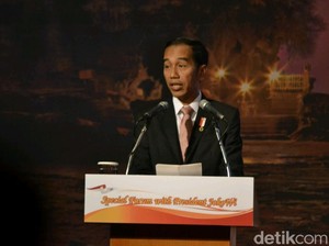Tawa Menteri Korsel dan CEO saat Jokowi Tampilkan Poster Descendants of The Sun