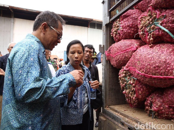 Cek Stok Bawang Merah, Rini dan Amran Blusukan ke Gudang Bulog