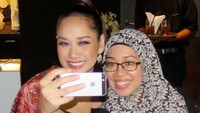 Para tamu yang hadir juga tak lupa mengajak BCL untuk selfie.