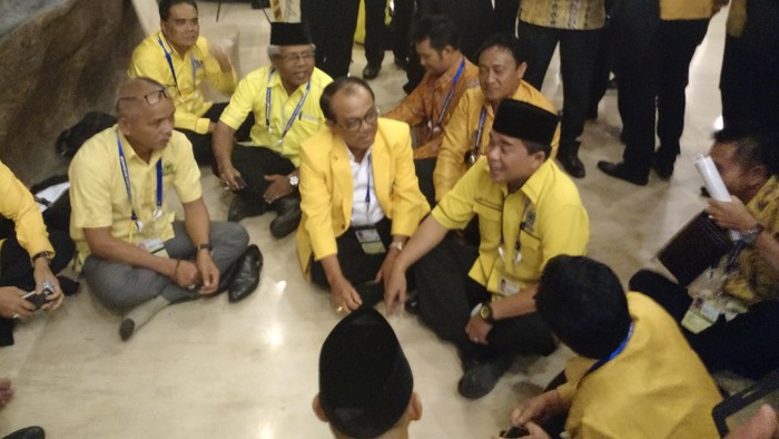 Akom Gerilya ke Peserta Munaslub, Lesehan Malam hingga Salami Airin