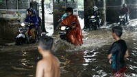 Ketinggian genangan ini mencapai 50 cm.