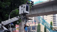Petugas Dinas Perhubungan DKI Jakarta memperbaiki lampu pengatur lalu lintas di kawasan Trunojoyo, Jakarta, Selasa (17/5/2016). 