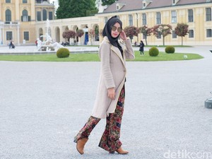 OOTD: Cantiknya Aghnia Punjabi Saat Kunjungi Istana Terbesar di Austria