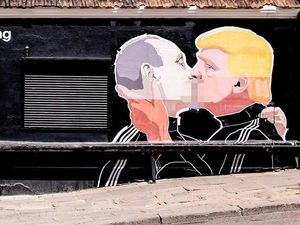 Mural Kontroversial Donald Trump-Vladimir Putin Jadi Buah Bibir