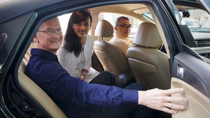 Tim Cook dan Liu Qing
