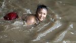 Cerianya Anak-anak Bermain Banjir