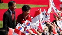 Anak-anak menyambut Jokowi yang berjalan bersama Park Geun-Hye. REUTERS/Kim Hong-Ji.
