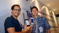 CEO Go-Jek Nadiem Makarim dan Direktur BCA Armand W Hartono menunjukkan aplikasi pada telepon seluler usai penandatanganan kerja sama Top up GO-PAY via e-Banking BCA. Ist/BCA.