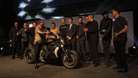 Sementara untuk Ducati XDiavel, hampir seluruh bodi dibalut dengan warna hitam yang misterius nan atraktif.