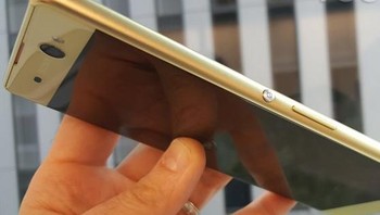 Kapasitas baterainya belum disebutkan, namun Sony mengklaim tahan lama. Di mana dalam sekali isi ulang dinyatakan bisa bertahan 2 hari. Foto: Recombu