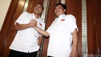 Memakai kemeja putih dengan bendera merah putih di dada, Budiono dan Darmawan tampak santai.