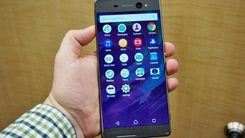 Xperia XA Ultra akan mulai diedarkan bulan Juli mendatang dengan pilihan warna hitam, putih serta lime gold. Sayang mengenai harganya belum diinformasikan oleh Sony. Foto: Istimewa