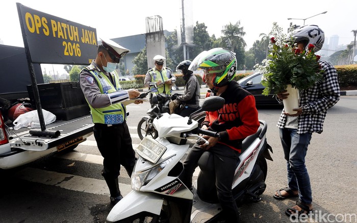 Direktorat Lalu Lintas Polda Metro Jaya menggelar Operasi Patuh Jaya di JalanAsia-Afrika Senayan, Jakarta, Selasa (17/5). Operasi ini untuk menertibkan kendaraan bermotor.