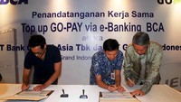 (Kiri ke kanan) CEO Go-Jek Nadiem Makarim, Direktur BCA Armand W Hartono, dan Direktur BCA Suwignyo Budiman menandatangani perjanjian kerja sama Top up GO-PAY via e-Banking BCA di Jakarta, Selasa (17/5/2016). Ist/BCA.