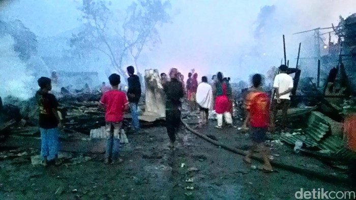Petugas Lakukan Pendinginan, Warga Mulai Mendekat ke Rumah Bedeng yang Terbakar