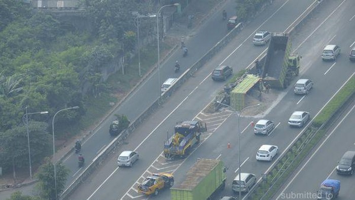 Macet 10 Km Imbas Trus Pasir Terbalik di Tol JORR Pasar Minggu