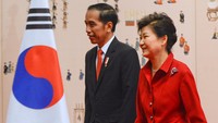 Jokowi dan Park Geun Hye melakukan pertemuan bilateral membahas hubungan kedua negara. REUTERS/Kim Min-Hee.