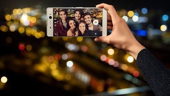 Dengan kamera depan 16 megapixel, handset ini jago dalam urusan selfie. Foto: Recombu