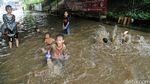 Cerianya Anak-anak Bermain Banjir