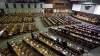 Dia ditemani oleh Fadli Zon dan Fahri Hamzah. Sesuai ketentuan, paripurna minimal dihadiri 2 pimpinan DPR.