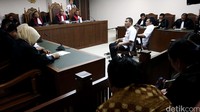 Setiyardi Budiono dan Darmawan Sepriyosa didakwa pasal 311 dan 310 KUHP tentang penghinaan dan penyebaran fitnah dengan ancaman penjara 4 tahun.