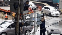 Perbaikan ini terlihat di salah satu lampu lalu lintas di kawasan Trunojoyo. 