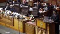 Ketua DPR Ade Komarudin yang masih mengikuti Munaslub Golkar di Bali, tidak menghadiri sidang paripurna. Pidatonya pun dibacakan oleh Wakil Ketua DPR Fadli Zon.