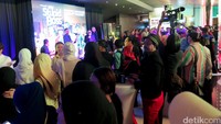 Kemeriahan ditambah dengan dentuman musik home band.