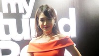 Dalam film itu, dara kelahiran 15 Maret 1991 tersebut berperan sebagai karyawan Bossman (Reza Rahadian).