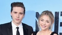 Meski tak pernah mengatakan secara langsung, pasangan muda Chloe Grace Moretz dan Brooklyn Beckham juga berpisah di tahun ini. Alberto E. Rodriguez/Getty Images