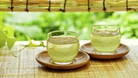 Beberapa penelitian telah membuktikan bahwa teh hijau mengandung tiga kali jumlah katekin yang ditemukan dalam teh hitam. Para ahli merasa bahwa teh hijau dapat memperlambat atau mencegah kanker usus besar, kanker hati, kanker payudara dan kanker prostat. Foto: Thinkstock