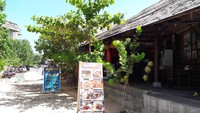 Foto: Setelah menjelajah pantai, traveler bisa bersantap di tempat makan sekitar Geger. Ada restoran dan kafe yang tersedia dengan menu lokal hingga ala barat (Kurnia/detikTravel)