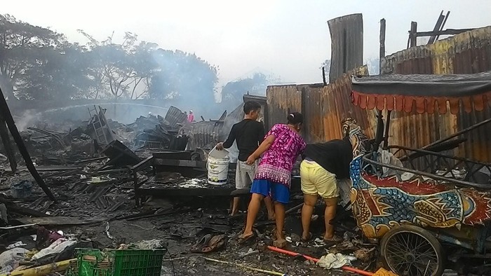 Kebakaran Rumah Bedeng Dekat  UNJ, Warga Selamatkan Barang yang Tersisa