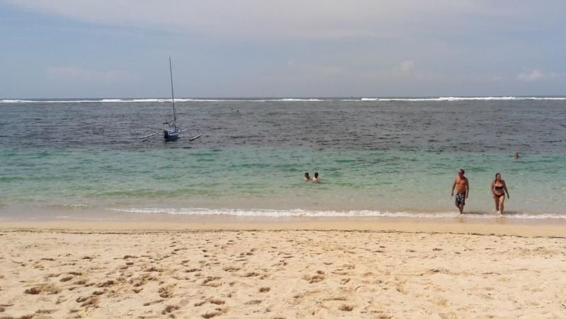 Pantai Sepi Tempat Bule Berjemur di Nusa Dua Bali Pantai Sepi Tempat Bule Berjemur di Nusa Dua Bali