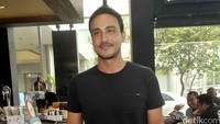 Hamish Daud memang mempunyai pesona tersendiri bagi kaum hawa. Tampil kasual pun ia tetap terlihat keren. Pool/Noel/detikFoto.
