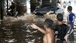 Jalan KH Noor Alie Kalimalang Tergenang