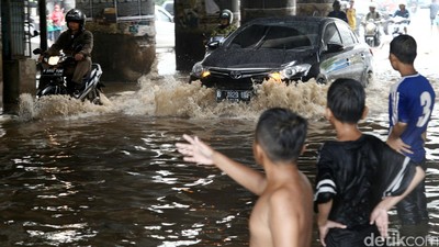 Jalan KH Noor Alie Kalimalang Tergenang