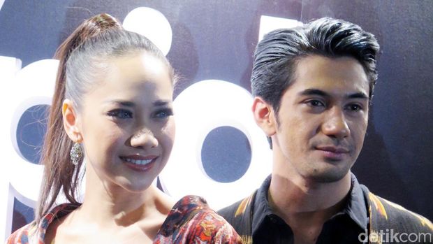 Reza Rahadian dan BCL Menangis Tiba di Rumah Duka BJ Habibie