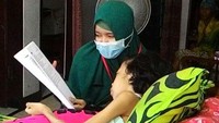 Putri pertama dari 2 bersaudara pasangan Hapur dan Juharmini ini mengerjakan ujian nasional dengan didampingi pengawas. Ist/Esti Setyarini.